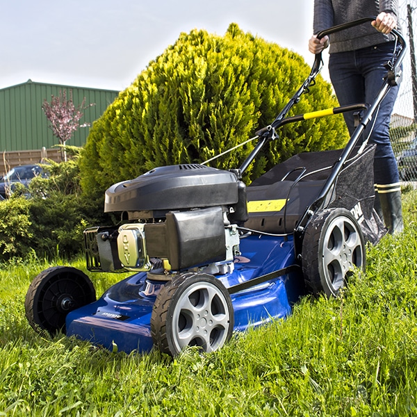 Entretien de jardin : comment bien choisir sa tondeuse thermique